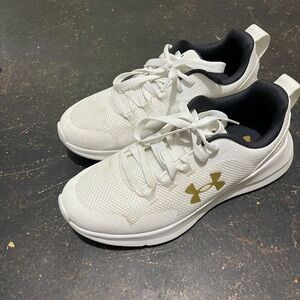 Like new Under Armor tennis shoes